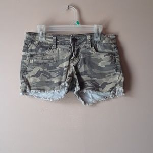Low waisted camouflage booty short